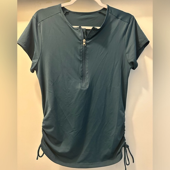 Multiple like-new sports T-shirt - Picture 1 of 4